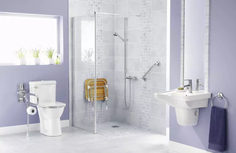 fioletowa łazienka dla niepełnosprawnych