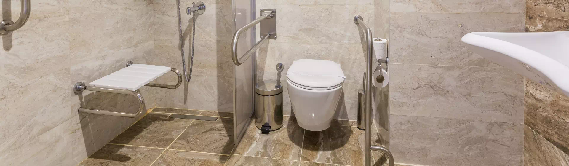 brązowa łazienka dla niepełnosprawnych